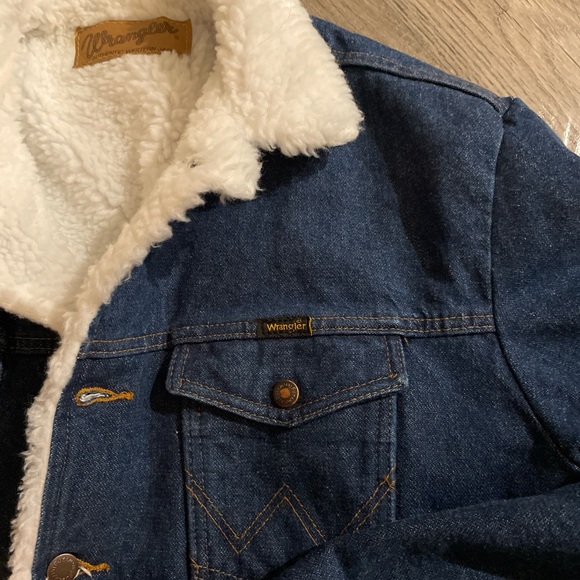 Vintage 80s Wrangler Dark Blue Denim Jacket with White Sherpa Lining - Picture 3 of 3